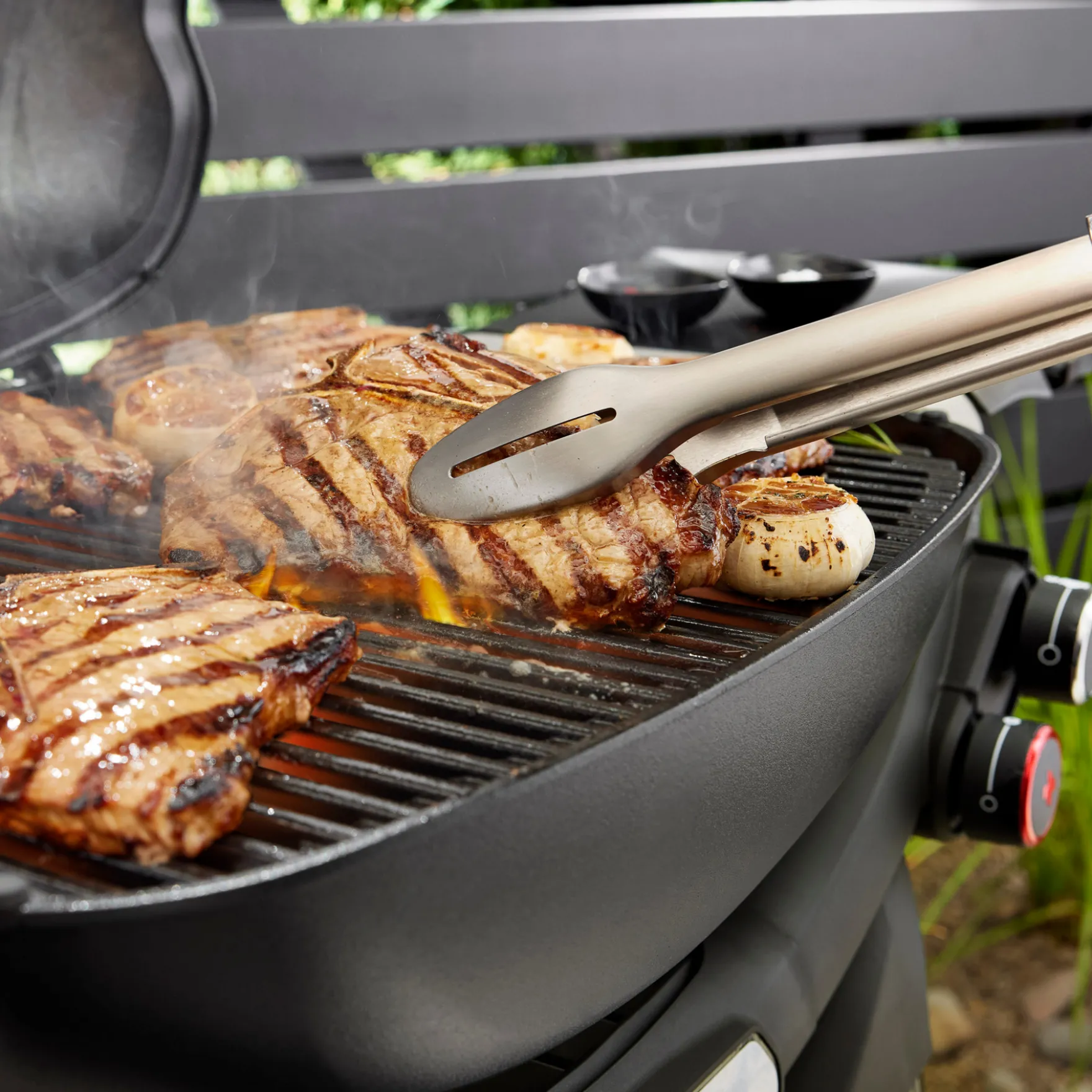 Q 3200N+ Gasgrill mit Premium-Rollwagen