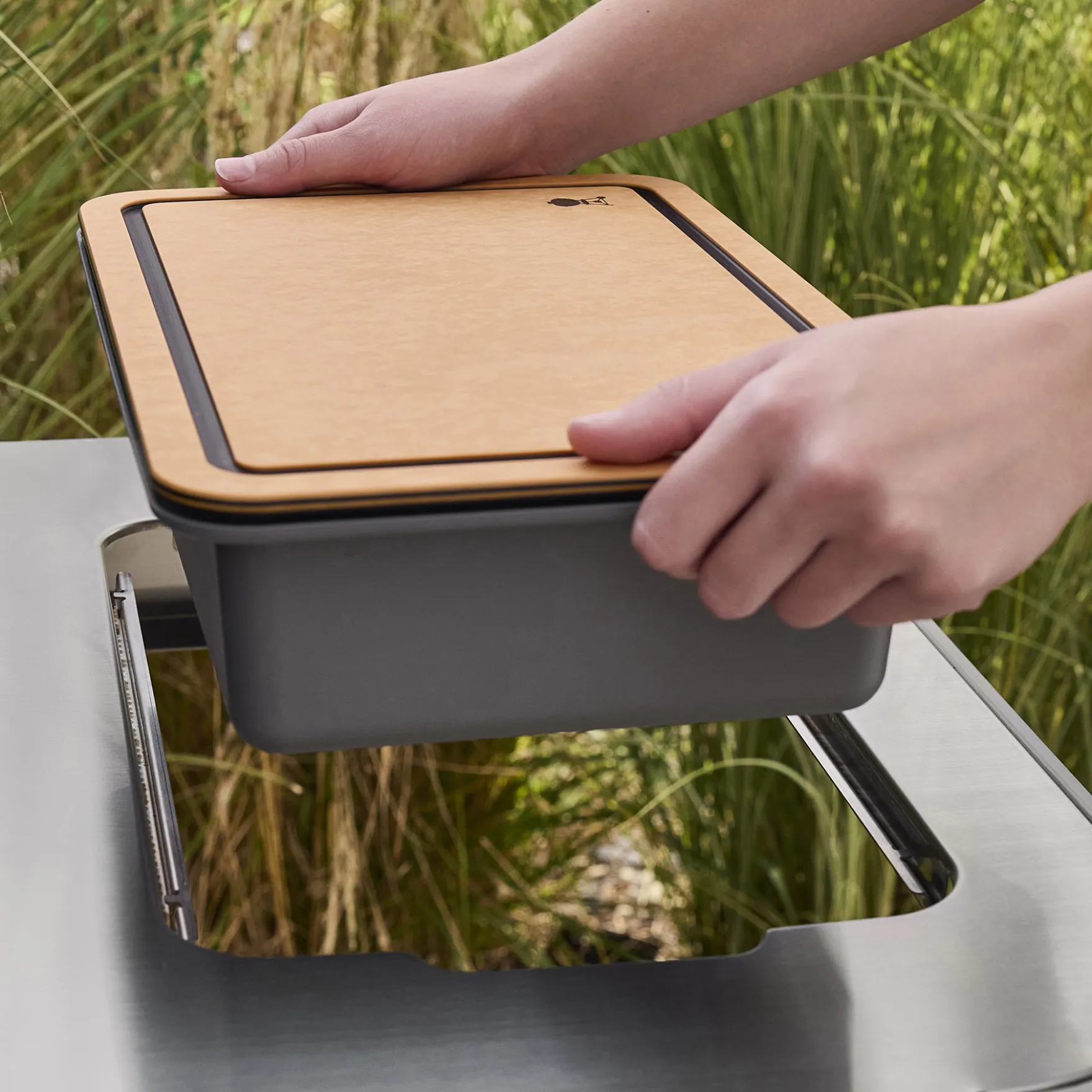 Weber Works Aufbewahrungsbox mit Schneidebrett-Deckel